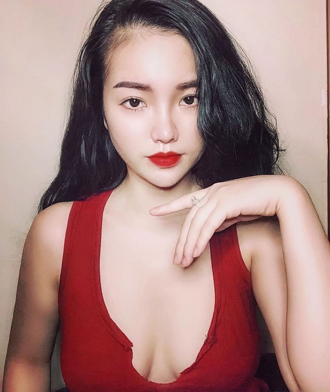 Sở hữu ngoại hình nóng bỏng, đặc biệt số đo vòng 1 lên tới 108cm, hot girl Phạm Hồng Nhung cũng từng gây chú ý khi mặc không phòng hộ.&nbsp;