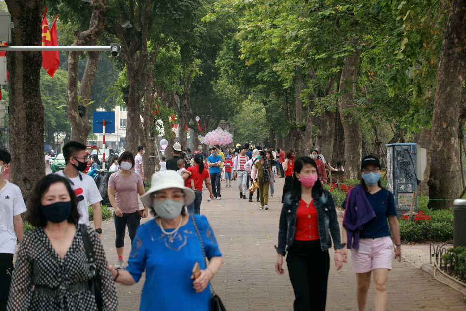 Hôm nay (30/4), cả nước chính thức bước vào kì nghỉ lễ 30/4 – 1/5. Ghi nhận của phóng viên, từ sáng sớm đã có hàng nghìn người dân đổ về Hồ Gươm (quận Hoàn Kiếm, Hà Nội) để vui chơi.
