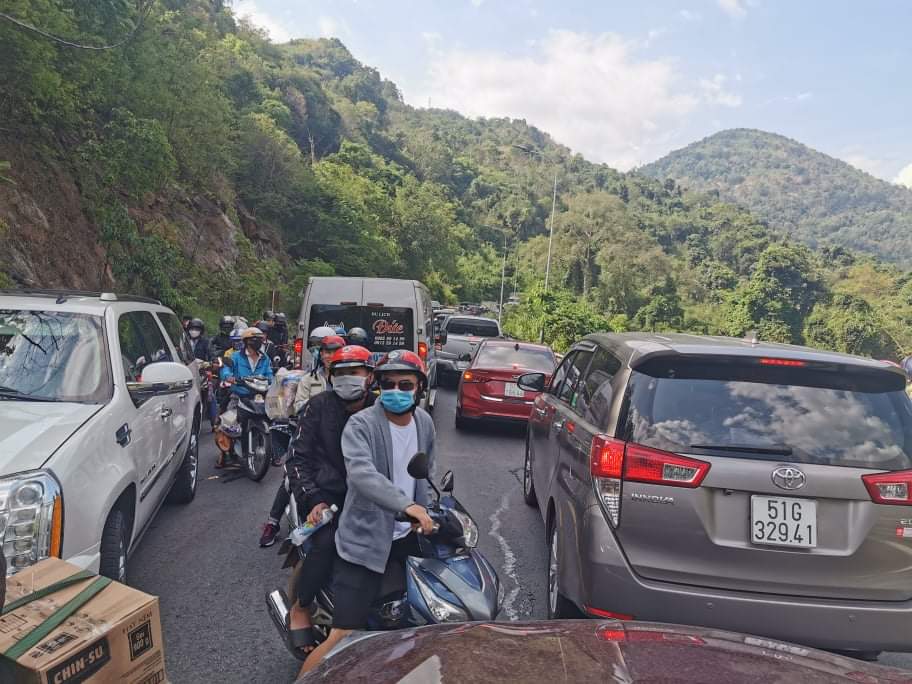 Đèo Bảo Lộc kẹt xe kinh hoàng, dòng xe lên Đà Lạt &#34;chôn chân&#34; tại chỗ - 5