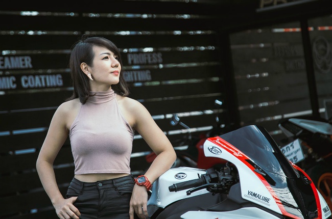 Người đẹp Thái Lan tạo dáng bên siêu xe môtô Yamaha YZF-R1. Cách tạo dáng khéo khoe vòng một căng tràn.