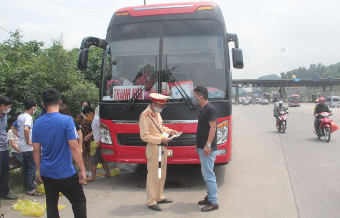Chiếc xe khách 46 chỗ chở tới 80 hành khách bị CSGT Thanh Hóa phát hiện xử lý