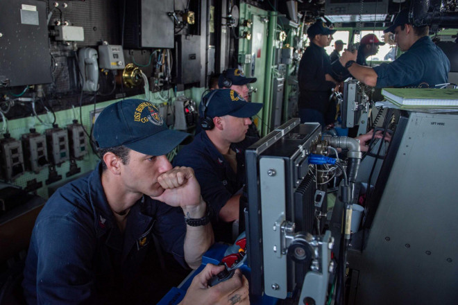 Các thành viên trên tàu USS Bunker Hill. Ảnh: Hạm đội 7 Hải quân Mỹ