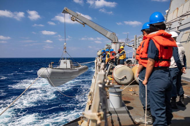 Các thủ thủy trên tàu USS Barry làm nhiệm vụ gần quần đảo Hoàng Sa của Việt Nam. Ảnh: Hải quân Mỹ