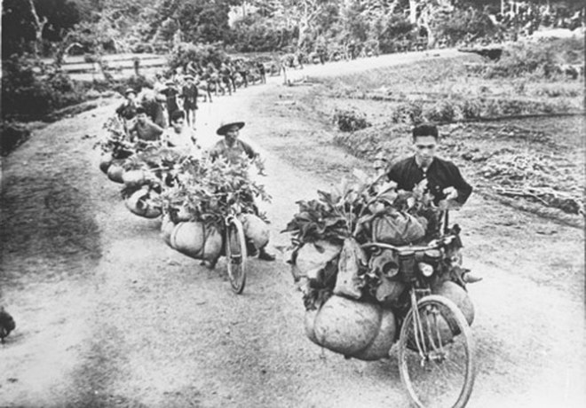 Xe đạp thồ của dân công Việt Nam trong chiến dịch Điện Biên Phủ.