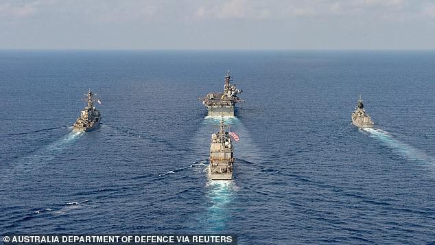 Hải quân Mỹ triển khai tàu tấn công đổ bộ USS America và hai tàu khu trục tên lửa dẫn đường USS Barry và USS Bunker Hill ở khu vực. Ảnh: Reuters