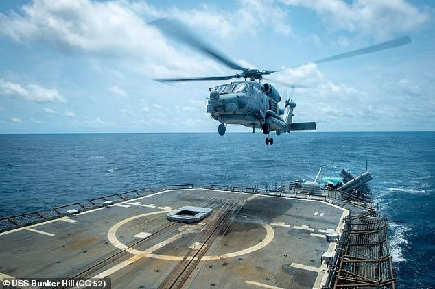 Một chiếc MH-60R Sea Hawk của Hải quân Mỹ chuẩn bị hạ cánh trên boong của tàu tên lửa dẫn đường USS Bunker Hill hôm 17-4. Ảnh: USS Bunker Hill (CG52)