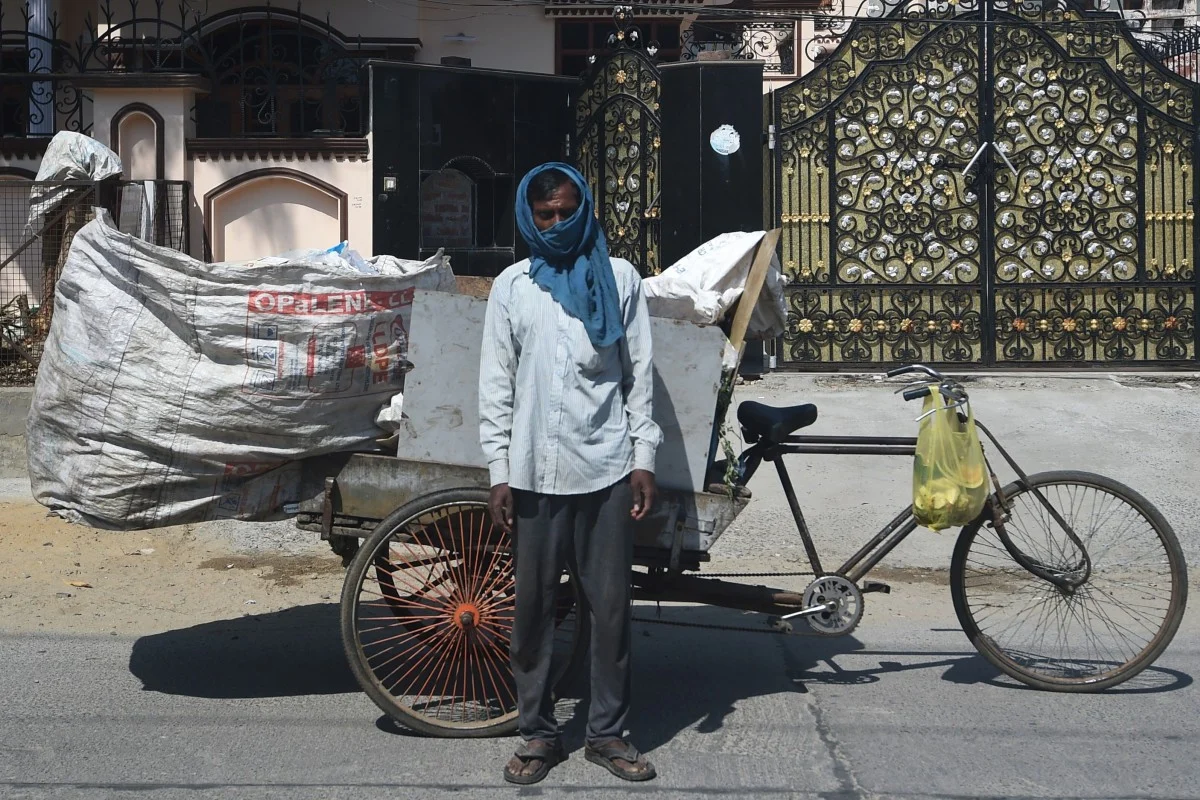 Một người đàn ông đi thu gom rác tại Ấn Độ (ảnh: SCMP)