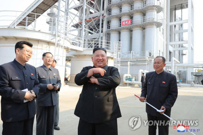 Nhà lãnh đạo Triều Tiên mỉm cười khi tham gia lễ hoàn công nhà máy phân bón. Bức ảnh này do KCNA công bố vào ngày 2-5.