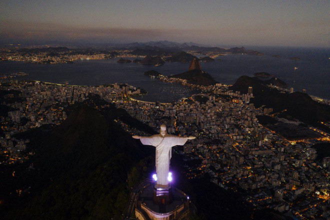 Tượng Chúa giữa thinh không ở Rio de Janeiro - Brazil