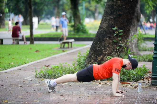 Không chỉ tập luyện với các dụng cụ được trang bị sẵn trong công viên, người dân còn tranh thủ tập mọi nơi có thể ngay cả trên vỉa hè.