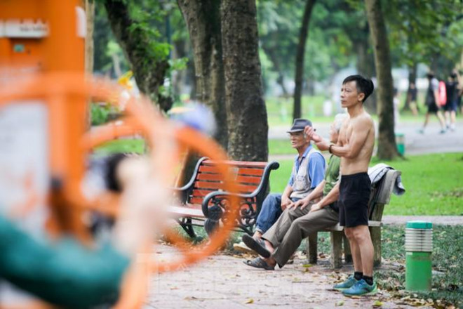 Đủ mọi lứa tuổi già, trẻ, gái, trai đều chăm chỉ tập luyện thể thao, rèn luyện sức khoẻ tại công viên.