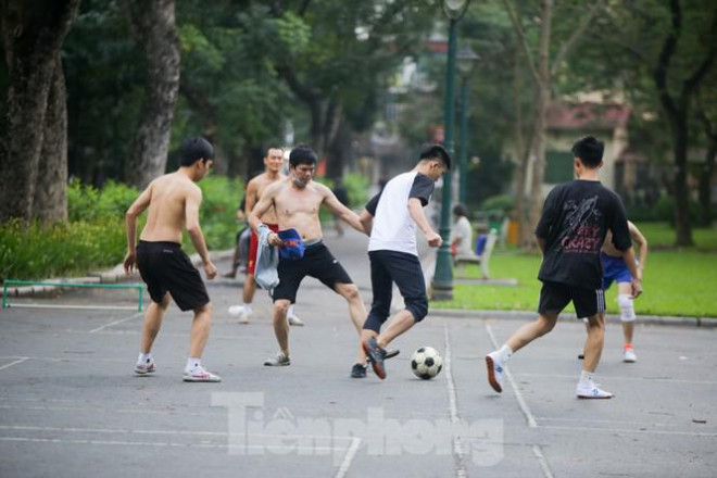 Bóng đá là môn thể thao có thể thi đấu trên mọi địa hình, khoảng trống sẵn có trong công viên.