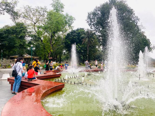 Đài phun nước tại khu trung trung tâm trong công viên là nơi thu hút nhiều bạn nhỏ đến vui chơi nhất.