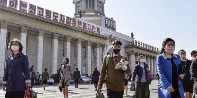 Người dân mang khẩu trang trước nhà
ga Bình Nhưỡng ngày 27-4. Ảnh: GETTY IMAGES