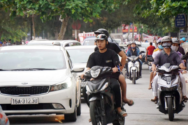 Cuối chiều, du khách vẫn tấp nập đổ về Đồ Sơn. Công an quận Đồ Sơn cho biết, để bảo an toàn giao thông, đảm bảo công tác phòng chống COVID-19, đơn vị đã huy động 100% quân số ứng trực, lập nhiều chốt kiểm soát phương tiện người ra vào bãi biển. Trong nhiều ngày nghỉ lễ, lực lượng công an địa phương đã phối hợp với Công an TP Hải Phòng phát hiện, xử lý hàng chục thanh niên đầu trần dàn hàng ngang lái xe, tiềm ẩn nguy cơ gây tai nạn cho du khách.