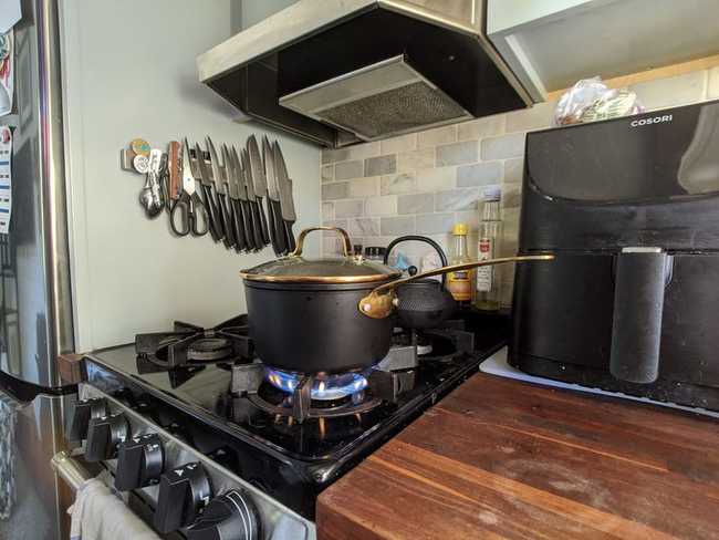 Những vật dụng nấu ăn đơn giản và không quá lớn, giá treo dao từ tính giữ cho không gian nấu nướng sạch sẽ và tiết kiệm không gian nấu ăn.