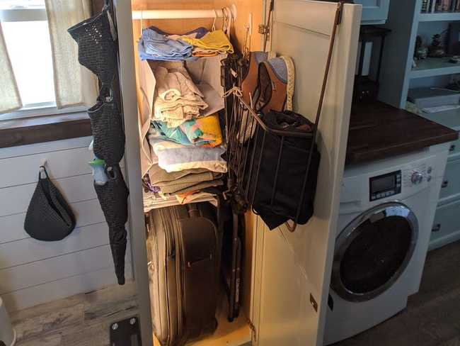 Trong tủ quần áo, những chiếc vali du lịch cũng được tận dụng để giúp chia nhỏ không gian bên trong mà vẫn không tốn nhiều không gian lưu trữ.