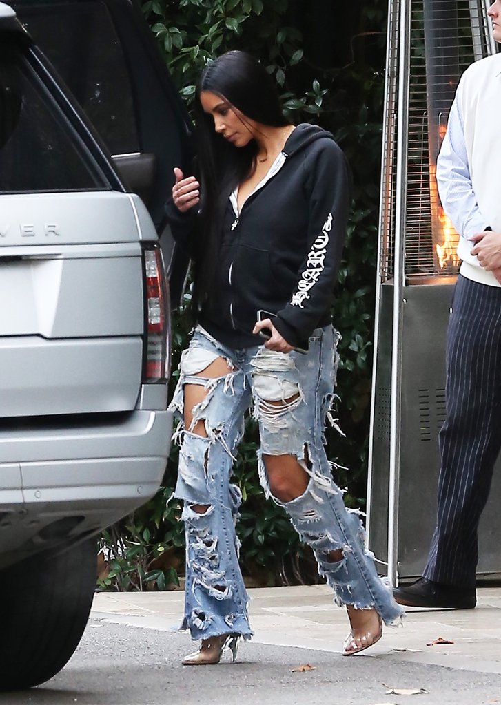 Kim Kardashian ra đường với chiếc quần jeans "ăn mày".