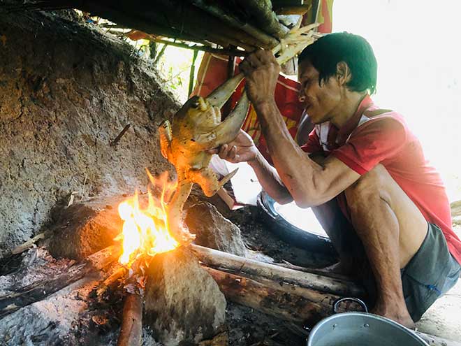 Lang làm nguyên con gà thết đãi khách