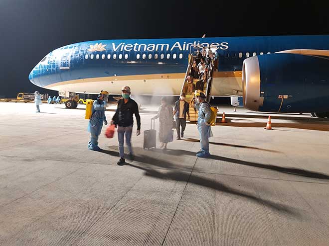 Hành khách xuống tàu bay tại sân bay Cần Thơ.