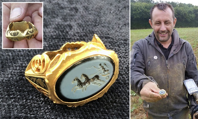 Việc bất ngờ tìm thấy nhẫn vàng quý trên đồng, bãi cỏ thực sự hiếm nhưng không phải không có. Cách đây vài năm, Jason Massey, 45 tuổi tìm thấy một chiếc nhẫn vàng trên cánh đồng ở Anh.