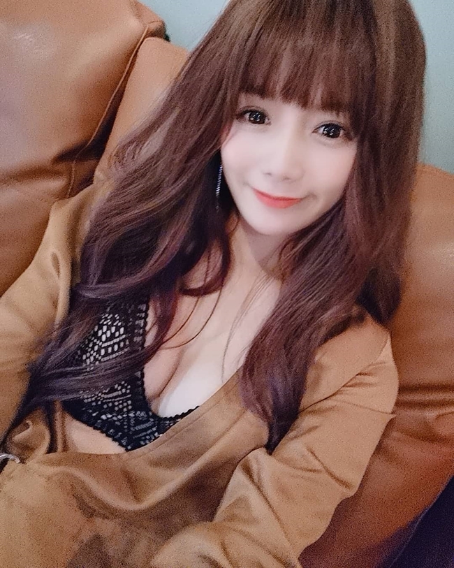 Trước khi là một hot YouTuber, Giải Tiệp Linh từng làm MC, diễn viên, người mẫu. Từ khi làm YouTube, danh tiếng mỹ nhân 8X được nhiều người biết đến hơn. Kênh của cô có hơn 474.000 người đăng ký.