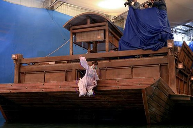 Triệu Lệ Dĩnh tự mình thực hiện cảnh quay nhảy từ trên thuyền xuống sông. Ở phim trường, đây chỉ là một bể bơi rộng.