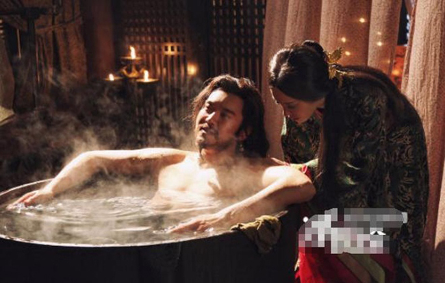 Cảnh tắm của một nam diễn viên trong "Mị nguyệt truyện" cũng là một chiêu xài thủ thuật quen thuộc trong phim cổ trang Hoa ngữ.
