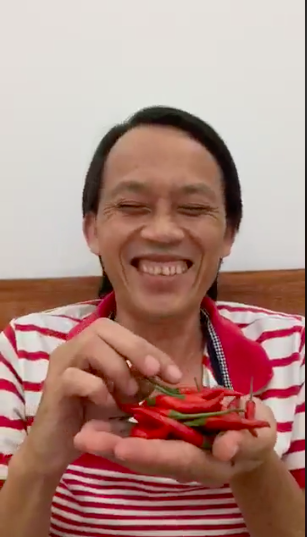Hoài Linh trêu chọc khán giả khi livestream bán ớt online.