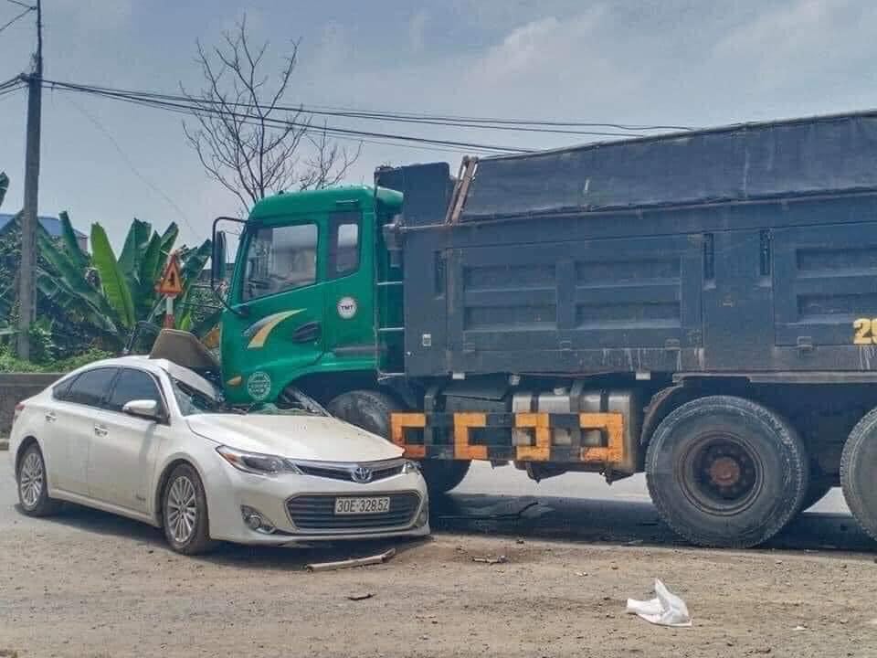 Một vụ tai nạn giao thông xảy ra ở Vân Đình (Ứng Hoà, Hà Nội).