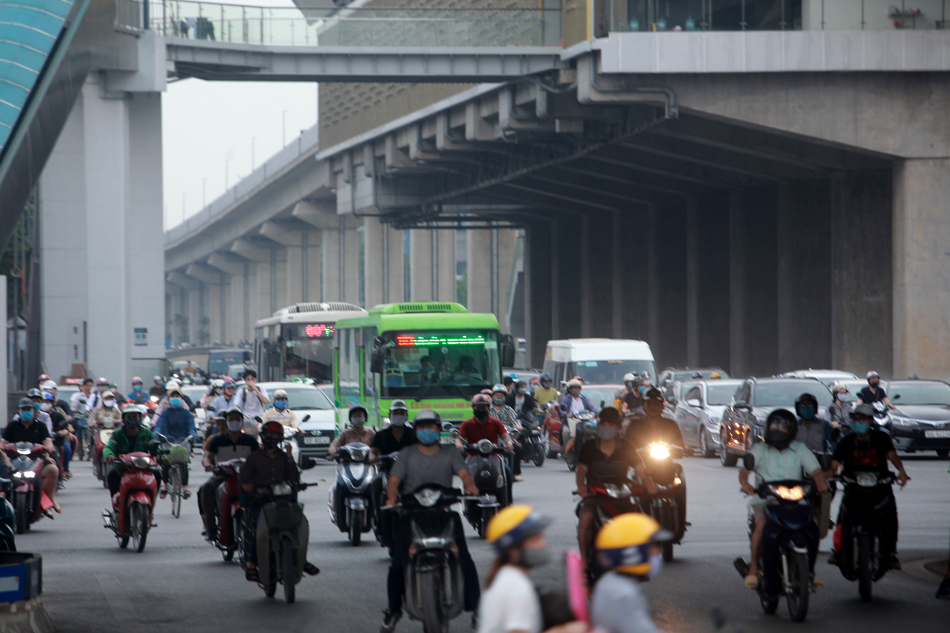 Đường Nguyễn Trãi đông đúc xe cộ nhưng không ùn tắc, các phương tiện di chuyển chậm.