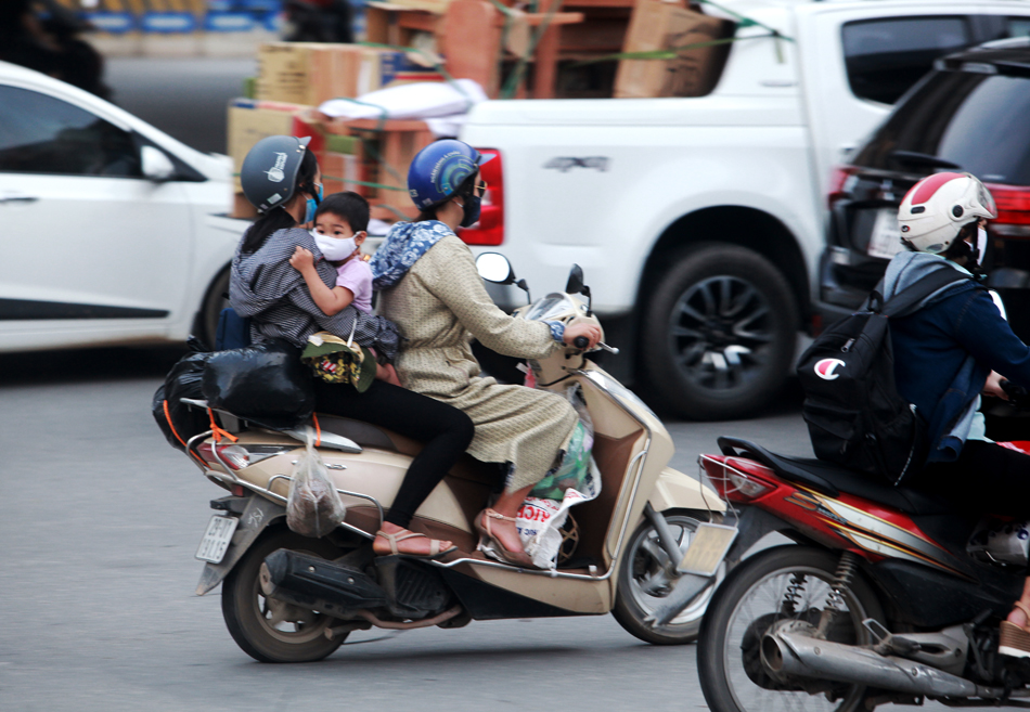 Nhiều người sống ở các tỉnh gần Thủ đô chọn xe máy làm phương tiện di chuyển, họ mang theo rất nhiểu đồ đạc khi trở lại thành phố sau kì nghỉ lễ.