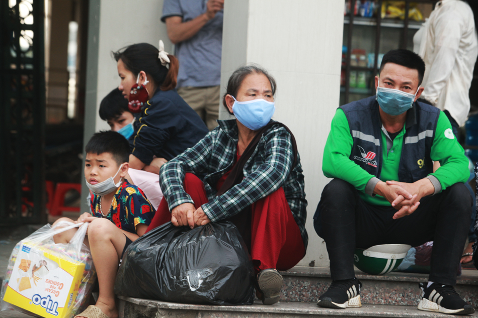 Bà Nguyễn Thị Mai&nbsp;(quê Tuyên Quang) cho biết: “Tôi ngồi đợi xe buýt gần 1 giờ rồi mà chưa được lên xe vì mỗi khi có xe tôi không chen lên được đành đợi chuyến sau để về chỗ ở”.