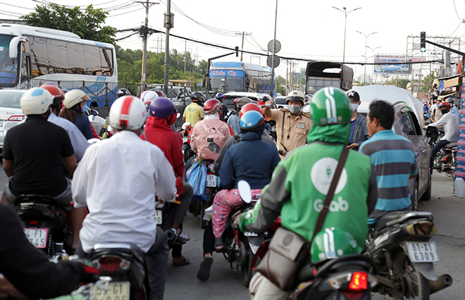 Dòng phương tiện chen chúc nhau di chuyển trên Quốc lộ 1&nbsp;đoạn từ cầu vượt Nguyễn Văn Linh đến cầu Bình Điền. Lực lượng CSGT có mặt điều tiết, phân luồng tại các điểm ùn xe. Tuy nhiên, do lượng người trở lại thành phố quá đông nên kẹt xe vẫn xảy ra.