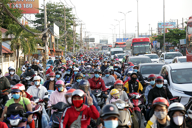 Người dân xếp hàng dài nhích từng chút một trên đường ở khu vực cửa ngõ phía Tây TP.HCM. “Sợ kẹt xe tranh thủ lên sớm mà vẫn không thoát được. Vừa thoát kẹt xe ở Long An lên cửa ngõ TP.HCM lại dính tiếp. Chạy hơn 100km không mệt nhưng mệt mỏi vì kẹt xe ở đây”, anh Phạm Văn Tiên (quê Đồng Tháp) chia sẻ.