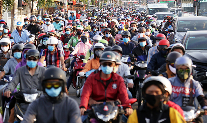 Dòng người trở lại thành phố để làm việc, học tập “mắc kẹt” ở khu vực Quốc lộ 1 (huyện Bình Chánh) vì kẹt xe. “Mệt mỏi, ngộp thở vì nắng nóng, khói bụi, kẹt xe”, nam thanh niên tên Thanh Tuấn quê Tiền Giang nói.