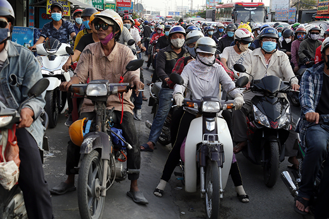 Khu vực vỉa hè trên Quốc lộ 1 (huyện Bình Chánh) dành cho người đi bộ nhưng đã “biến” thành đường do kẹt xe.&nbsp; Tại bến xe miền Tây (quận Bình Tân) trong chiều hôm nay lượng xe đổ về cũng khá đông.