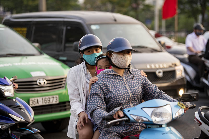 Thời tiết nắng nóng và tắc đường khiến nhiều người tham gia giao thông trong chiều hôm nay khá mệt mỏi