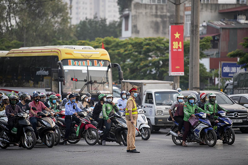 Phía ngoài bến xe, lực lượng chức năng phải tăng cường để đảm bảo giao thông, tránh tình trạng ùn tắc trước bến xe.