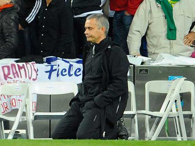 Mourinho thất thần nhìn Real bị Bayern đá bay khỏi Champions League