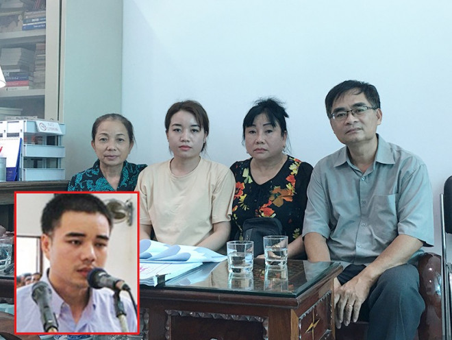 Luật sư Trần Hồng Phong (phải) và gia đình tử tù Hồ Duy Hải. Ảnh: T.B