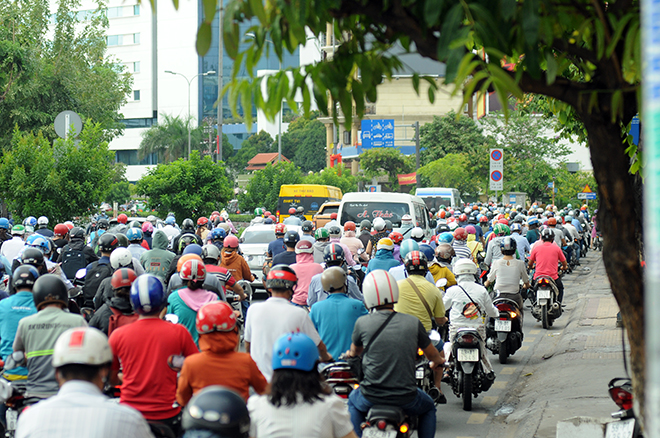 Đường Cộng Hòa (quận Tân Bình), xe máy lưu thông hướng vào trung tâm thành phố ken đặc trên đường, việc di chuyển của người dân khó khăn.