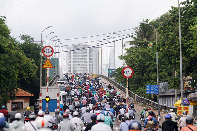 Ngày làm việc đầu tiên sau lễ, hàng ngàn phương tiện ken kín trên mặt đường, kéo dài từ cầu Bình Triệu qua đường Đinh Bộ Lĩnh (quận Bình Thạnh).