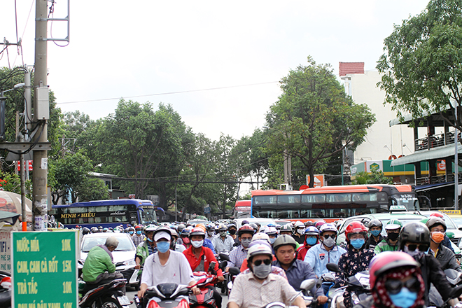 Ùn tắc giao thông nghiêm trọng xảy ra trong nhiều giờ vào sáng 4/5 trên đường Đinh Bộ Linh đoạn khu vực trước bến xe Miền Đông.