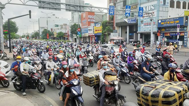 Trước tình hình này và những lo ngại về dịch COVID-19 còn tiềm ẩn, Trung tâm Kiểm soát bệnh tật TP.HCM (HCDC) vừa phát đi ba cảnh báo: nếu người dân có dấu hiệu sốt, ho, đau rát họng,... thì không đi làm, không đi học; liên hệ nhân viên y tế để được tư vấn. HCDC cũng cảnh báo người cao tuổi, người có bệnh mạn tính hạn chế ra khỏi nhà nếu không có việc cần thiết. Trong mọi trường hợp tiếp xúc, người dân cần chú ý giữ khoảng cách an toàn.