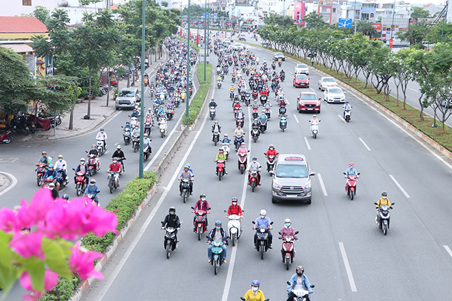 Ngày đầu tiên làm việc sau lễ, đại lộ Phạm Văn Đồng lượng phương tiện đông nhưng không có cảnh ùn ứ như các tuyến đường khác.