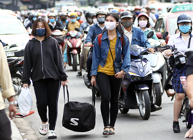 Nguyên nhân xảy ra tình trạng ùn tắc khu vực trước bến xe Miền Đông là do lượng xe khách từ các tỉnh miền Trung, Tây Nguyên chở người dân trở lại thành phố thông qua bến xe tăng hơn so với những ngày trước cộng với người dân đi làm trở lại sau lễ.