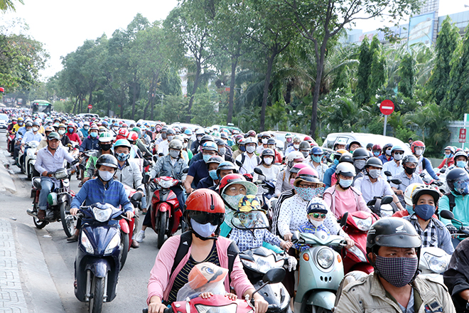 Dòng phương tiện ken đặc trên đường trong ngày làm việc đầu tiên sau lễ khu vực đường Đinh Tiên Hoàng.