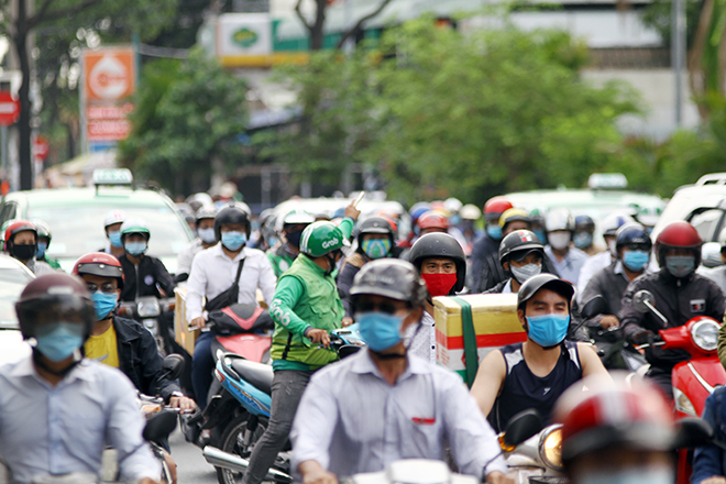 Xin qua đường là việc không hề dễ dàng khi các phương tiện ken đặc trên đường. Trong sáng nay, nhiều tuyến đường như: Trường Chinh, Tân Kỳ Tân Quý, Hoàng Văn Thụ, Điện Biên Phủ, Võ Thị Sáu…cũng xảy ra ùn tắc giao thông.