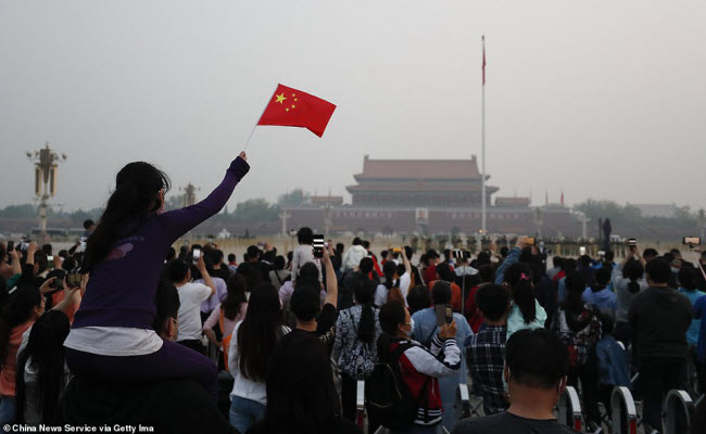 &nbsp;Du khách tham quan quảng trường Thiên An Môn vào&nbsp;sáng 1.5. Các nhà chức trách Trung Quốc cho biết khoảng 117 triệu người nước này đã đi du lịch vào dịp nghỉ lễ kéo dài 5 ngày.